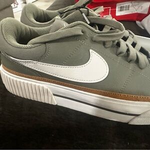 Nike Court Legacy lift ---light army green/sail-flax